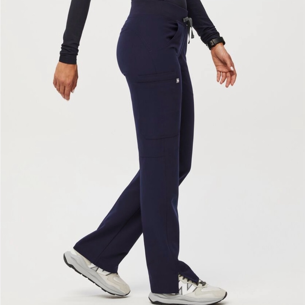 FIGS Kade Cargo Scrub Pants (Size M/Tall)
